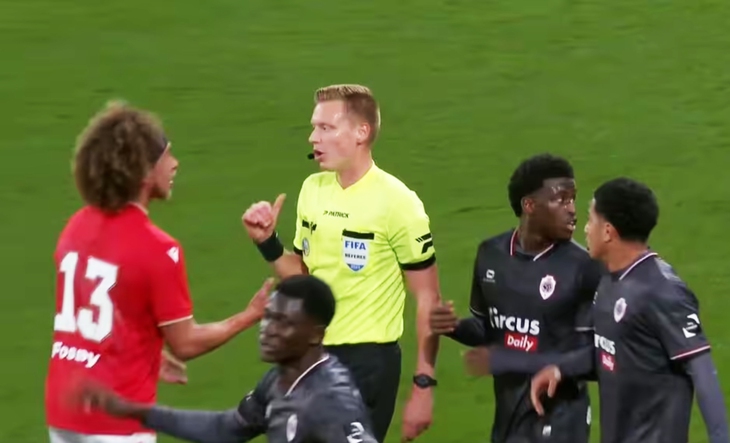 Trận đấu bị hủy đột ngột vì CĐV ném cốc trúng trọng tài - Ảnh 3.