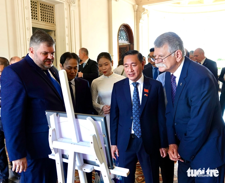Ngắm ảnh Nhà hát, UBND TP.HCM, sông Sài Gòn do bác sĩ người Hungary chụp cách đây hơn một thế kỷ - Ảnh 1. Ngắm ảnh Nhà hát, UBND TP.HCM, sông Sài Gòn do bác sĩ người Hungary chụp hơn 100 năm - Ảnh 1.