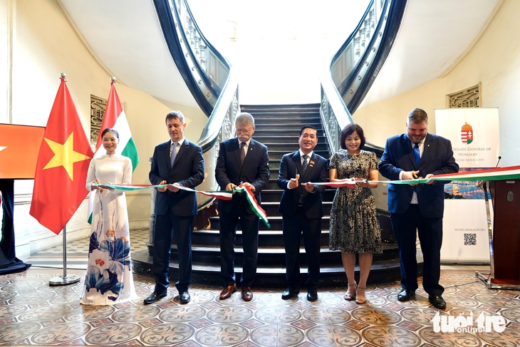 Ngắm ảnh Nhà hát, UBND TP.HCM, sông Sài Gòn do bác sĩ người Hungary chụp cách đây hơn 100 năm - Ảnh 2. Hungary - Ảnh 2.