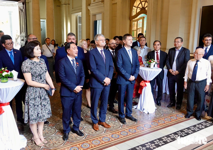 Ngắm ảnh Nhà hát, UBND TP.HCM, sông Sài Gòn do bác sĩ người Hungary chụp cách đây hơn 100 năm - Ảnh 4. Hungary - Ảnh 4.