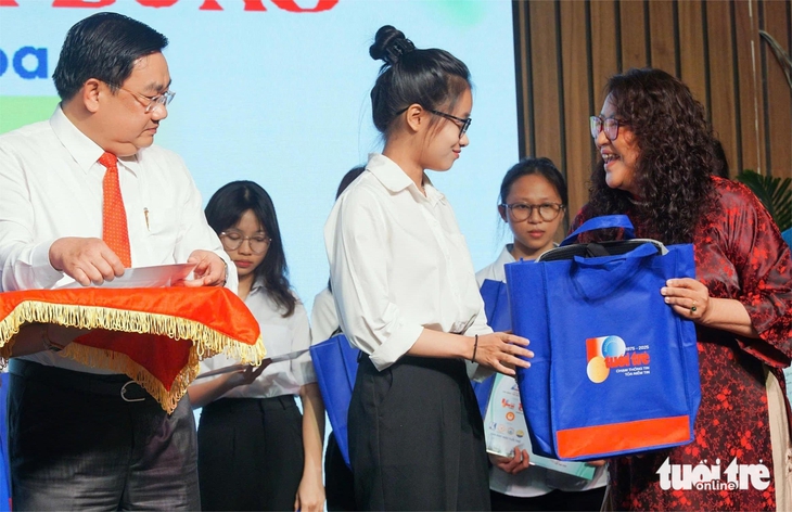 Cầu nối yêu thương giữa cộng đồng và thế hệ tương lai - Ảnh 1. Tiếp sức đến trường - Ảnh 1.