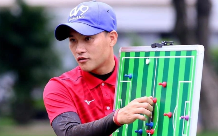 Rimario trừng phạt sai lầm của thủ môn Cao Văn Bình - Ảnh 4.