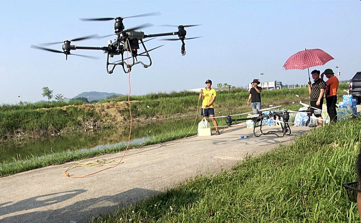 Phi đội drone vào tâm lũ - Ảnh 3. Phi đội drone vào tâm lũ - Ảnh 1.