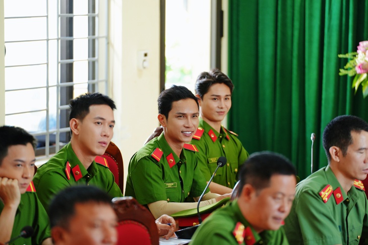 Câu hỏi chấn động trong chiến sĩ quả cảm: Đối tượng rủ chơi ma túy có được phép chơi hay không? - Ảnh 5. Chiến sĩ quả cảm - Ảnh 3.