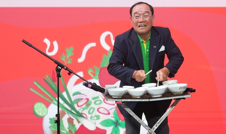 'Quái kiệt' Mai Đình Tới diễn nhạc cụ tự chế ở Vietnam Phở Festival, khán giả nghe xong đòi nghe nữa - Ảnh 4.