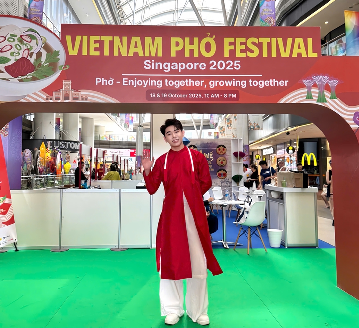 Hát ‘Một vòng Việt Nam’ ở Vietnam Phở Festival tại Singapore: Tự hào, thiêng liêng vô cùng - Ảnh 2.