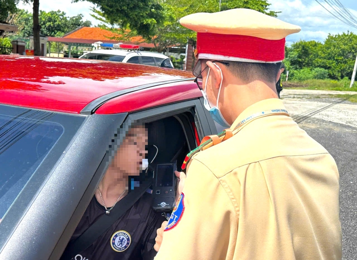 Phát hiện tài xế có nồng độ cồn trên cao tốc Nha Trang - Cam Lâm, sẽ bị phạt tới 40 triệu đồng - Ảnh 2. Cao điểm kiểm tra nồng độ cồn: Phát hiện nhiều vi phạm ở quốc lộ 1, cả trên cao tốc - Ảnh 2.