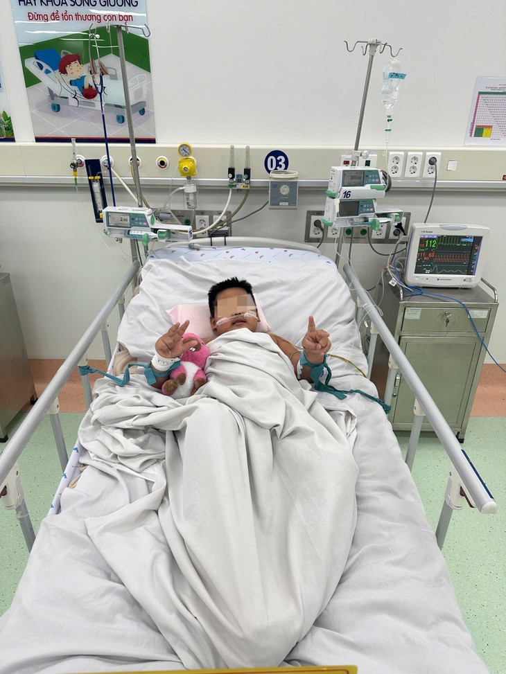 Bé trai 7 tuổi thoát chết ngoạn mục nhờ nỗ lực của bác sĩ Bệnh viện Nhi đồng 1 - Ảnh 1.