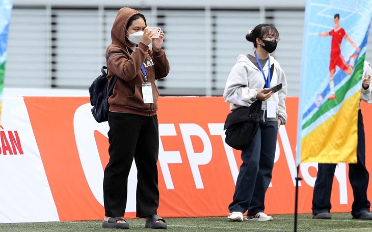 Ca sĩ Phạm Anh Khoa tất bật cùng sinh viên truyền thông tác nghiệp- Ảnh 11.