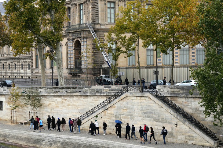 Pháp: Bảo tàng Louvre bị cướp giữa ban ngày, mất bảo vật 'vô giá' - Ảnh 1. Bảo tàng Louvre - Ảnh 1.