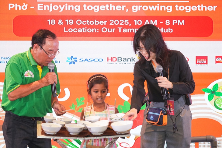 'Quái kiệt' Mai Đình Tới diễn nhạc cụ tự chế ở Vietnam Phở Festival, khán giả nghe xong đòi nghe nữa - Ảnh 6.