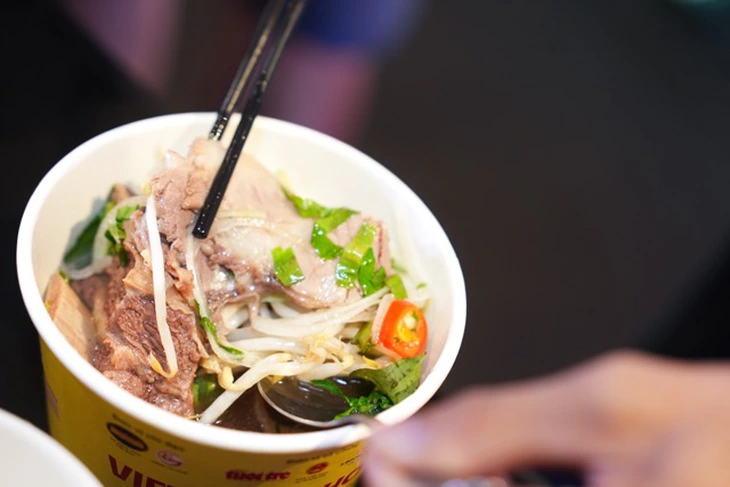 Bếp trưởng khách sạn 5 sao đố '2 tô phở giống nhau, sao phân biệt được tô nào ngon hơn'? - Ảnh 2.