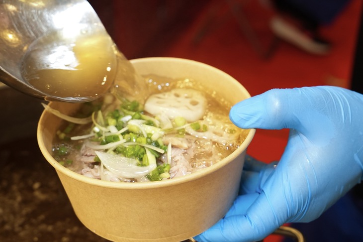 Phở sen, chén cơm nguội và nước mắm của một người Việt xa xứ ở Singapore - Ảnh 6.