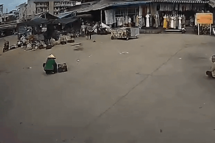 Lập lại trật tự lòng đường, an toàn giao thông tại Chợ Đầm tròn Nha Trang - Ảnh 1. Lập lại trật tự lòng đường, an toàn giao thông tại chợ Đầm tròn Nha Trang - Ảnh 1.