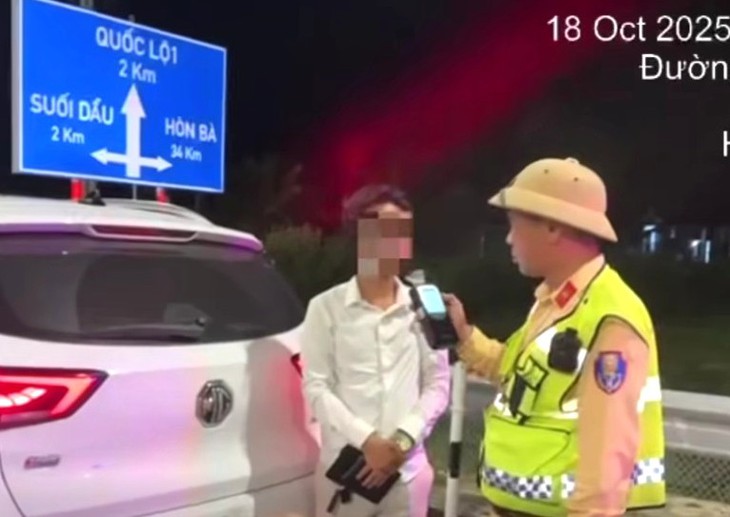 Phát hiện tài xế vi phạm nồng độ cồn vẫn lái xe trên cao tốc Nha Trang - Cam Lâm- Ảnh 1. Cao điểm kiểm tra nồng độ cồn: Phát hiện nhiều vi phạm ở quốc lộ 1, cả trên cao tốc - Ảnh 1.