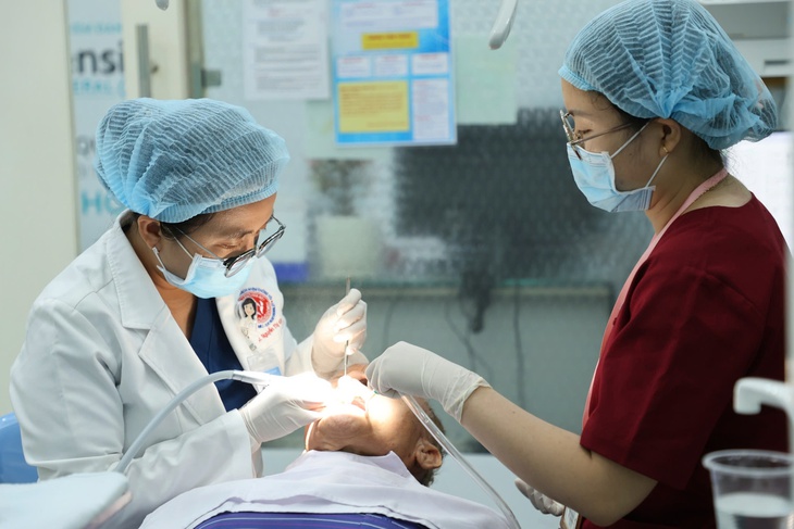 Già hóa dân số nhanh, sức khỏe răng miệng người cao tuổi trở thành thách thức - Ảnh 1.