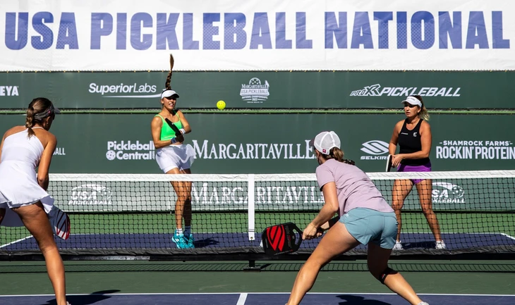 Mắt bầm, gãy hốc mắt, bong võng mạc, chấn thương mắt do pickleball tăng mạnh tại Mỹ - Ảnh 1.