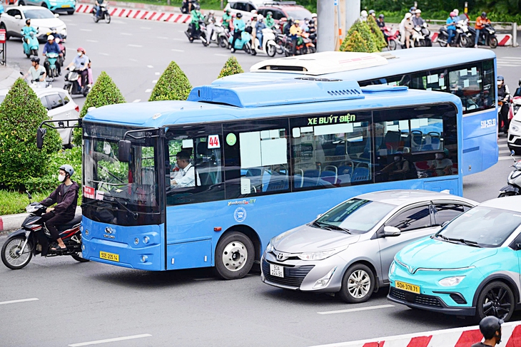 Đô thị Việt Nam cần một cách di chuyển thông minh hơn - Ảnh 1. giao thông - Ảnh 1.