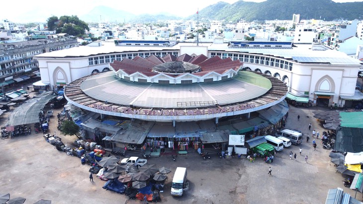 Lập lại trật tự lòng đường, an toàn giao thông tại Chợ Đầm tròn Nha Trang - Ảnh 2. Chợ đầm tròn - Ảnh 2.