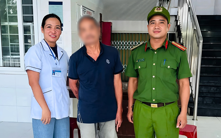 Công an xã kịp thời giúp người đàn ông 62 tuổi đi lạc hàng trăm km về gia đình - Ảnh 1.