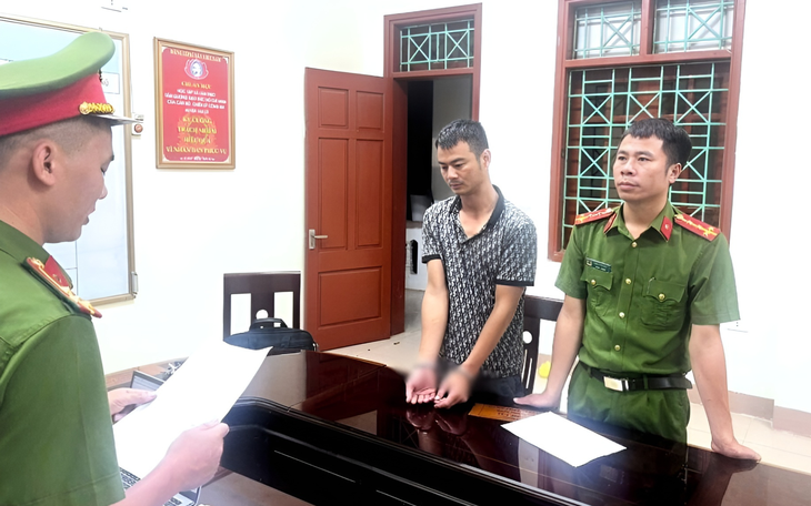Tạm giữ người đánh, bắt tài xế xe buýt quỳ giữa đường - Ảnh 1.
