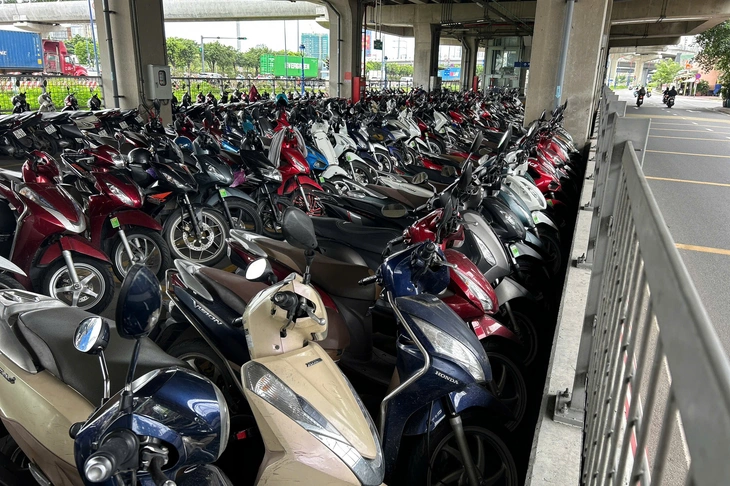 Khó tìm chỗ gửi xe đi metro số 1, giải pháp nào đủ căn cơ?  - Ảnh 1.