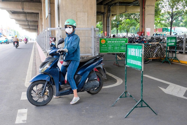Khó tìm chỗ gửi xe đi metro số 1, giải pháp nào đủ căn cơ? - Ảnh 3.
