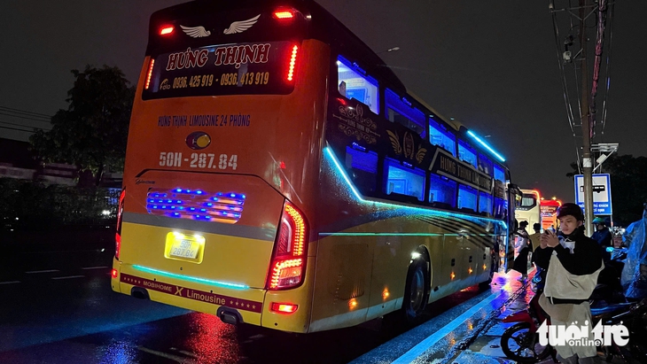 Xe khách dừng giữa đường để đón khách, bao giờ chấm dứt tình trạng nguy hiểm? - Ảnh 1.