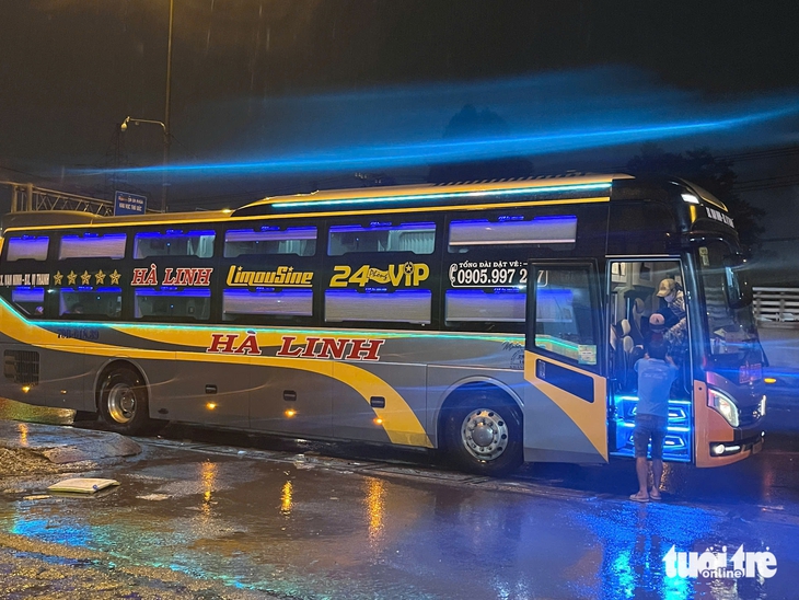 Xe khách dừng giữa đường để đón khách, bao giờ chấm dứt tình trạng nguy hiểm? - Ảnh 2.