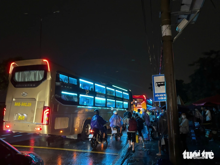 Xe khách dừng giữa đường để đón khách, bao giờ chấm dứt tình trạng nguy hiểm? - Ảnh 3.