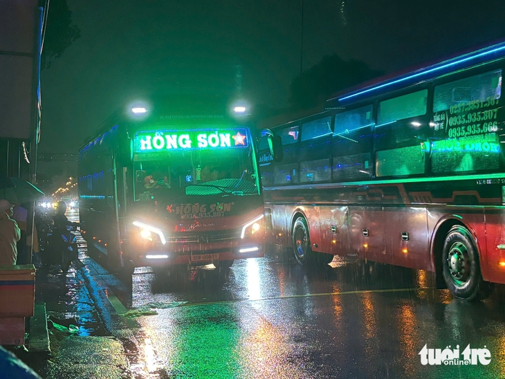 Xe khách dừng giữa đường để đón khách, bao giờ chấm dứt tình trạng nguy hiểm? - Ảnh 4.
