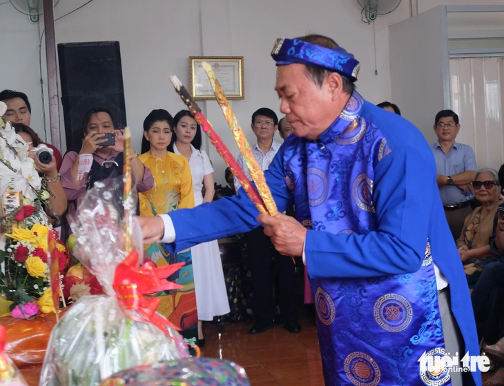 Toàn bộ tiền cúng giỗ tổ sân khấu dành giúp đồng bào bị ảnh hưởng bão Bualoi - Ảnh 1.