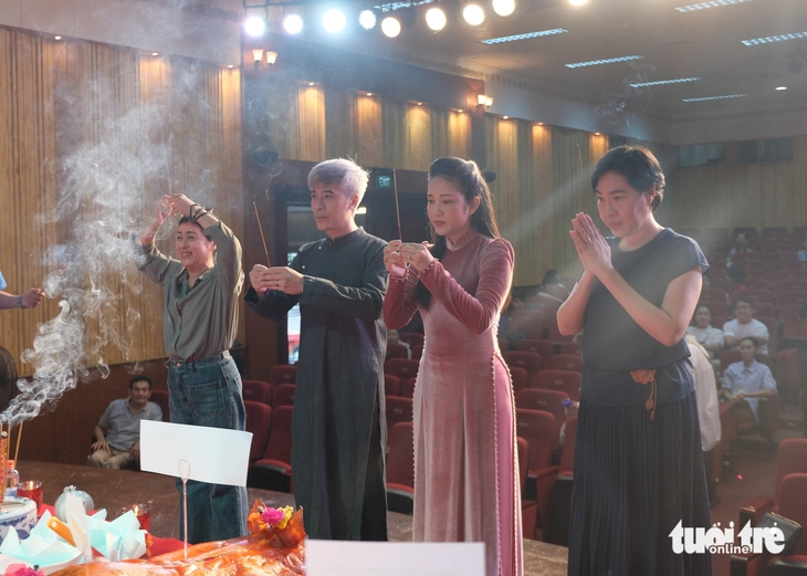 Toàn bộ tiền cúng giỗ tổ sân khấu dành giúp đồng bào bị ảnh hưởng bão Bualoi - Ảnh 4.