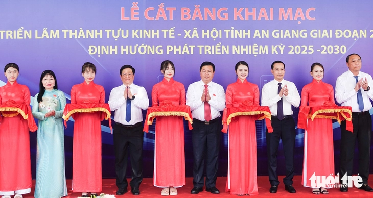 An Giang triển lãm thành tựu kinh tế xã hội, hướng tới là trung tâm kinh tế biển mạnh cả nước - Ảnh 1.