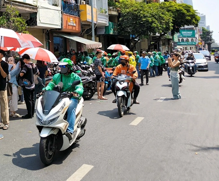 Shipper mưu sinh giữa mưa bão, cần chút quan tâm thay vì 'bom hàng'? - Ảnh 1.