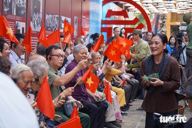 Nhân chứng gần trăm tuổi kể chuyện ngày tiếp quản thủ đô - Ảnh 2. Nhân chứng gần trăm tuổi kể chuyện ngày tiếp quản thủ đô - Ảnh 2.