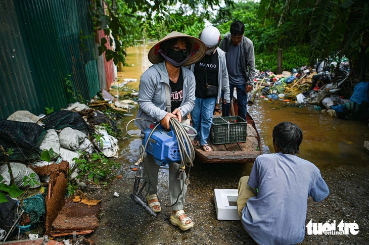 Sống giữa con nước ở Hà Nội trong ngày lũ sông Hồng đạt đỉnh - Ảnh 4.