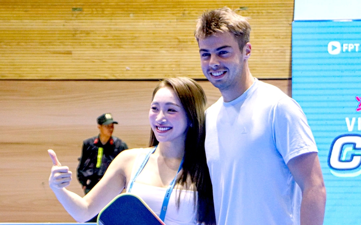 Bạn đọc Tuổi Trẻ hào hứng khi nhận quà có chữ ký của tay vợt pickleball Ben Johns - Ảnh 3.