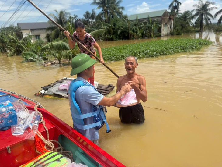 Những chuyến hàng từ thiện đến với bà con vùng lũ Nông Cống - Ảnh 1.