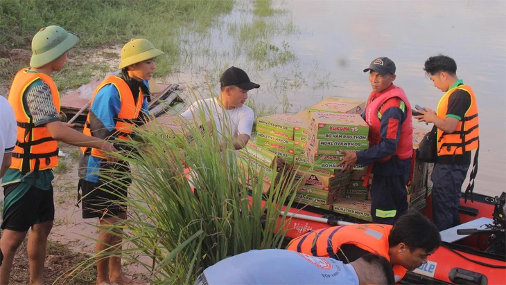 Những chuyến hàng từ thiện đến với bà con vùng lũ Nông Cống - Ảnh 4.