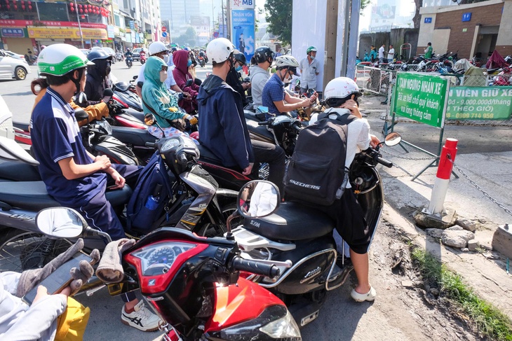 Khó tìm chỗ gửi xe đi metro số 1, giải pháp nào đủ căn cơ? - Ảnh 4.