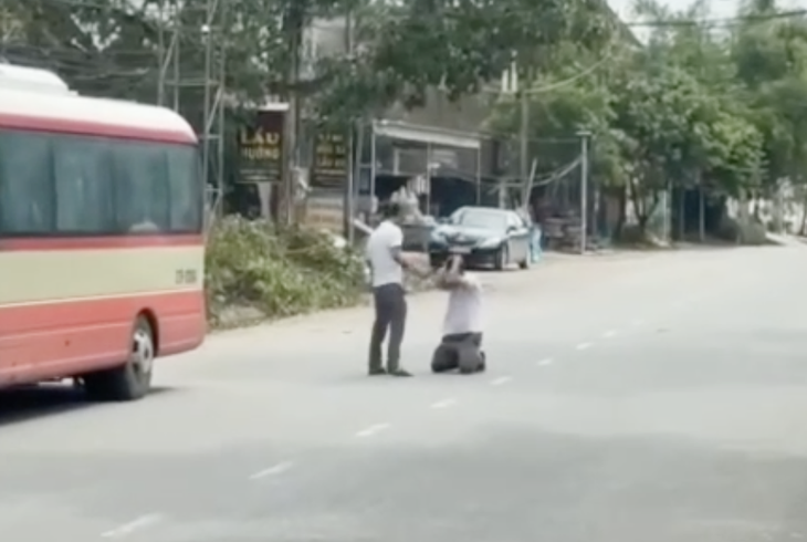 Hành khách bắt tài xế xe buýt quỳ giữa đường và đánh?  - Ảnh 1.