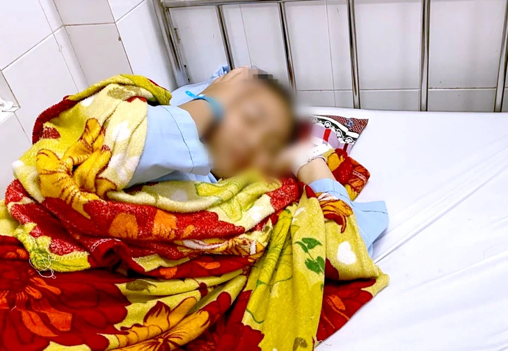 Nữ học sinh bị đánh hội đồng ở An Giang: Lãnh đạo sở yêu cầu trường làm rõ - Ảnh 1.
