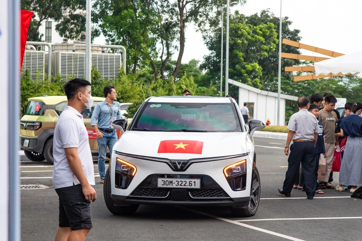 Khách Việt đổ về VMF 2025 'test' loạt xe VinFast: Lái thử, trúng thật, có người mang xe ngay về nhà - Ảnh 5.