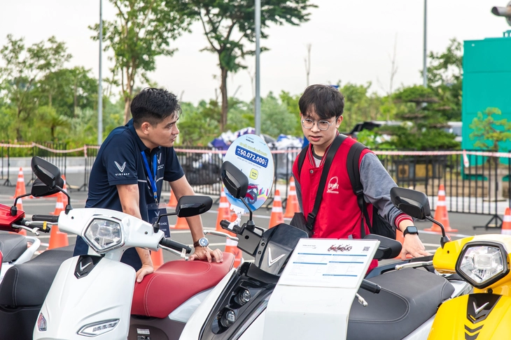 Khách Việt đổ về VMF 2025 'test' loạt xe VinFast: Lái thử, trúng thật, có người mang xe ngay về nhà - Ảnh 6.