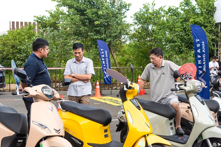 Khách Việt đổ về VMF 2025 'test' loạt xe VinFast: Lái thử, trúng thật, có người mang xe ngay về nhà - Ảnh 7.