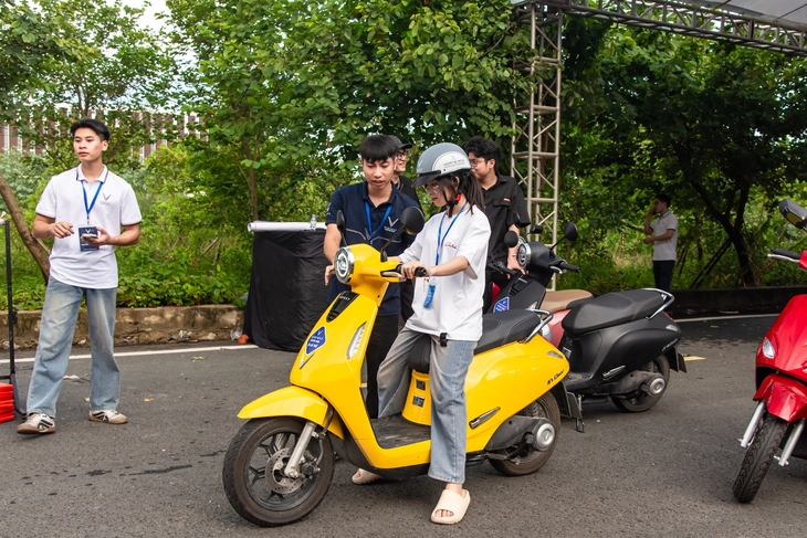 Khách Việt đổ về VMF 2025 'test' loạt xe VinFast: Lái thử, trúng thật, có người mang xe ngay về nhà - Ảnh 8.