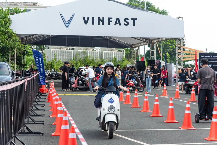 Khách Việt đổ về VMF 2025 'test' loạt xe VinFast: Lái thử, trúng thật, có người mang xe ngay về nhà - Ảnh 9.