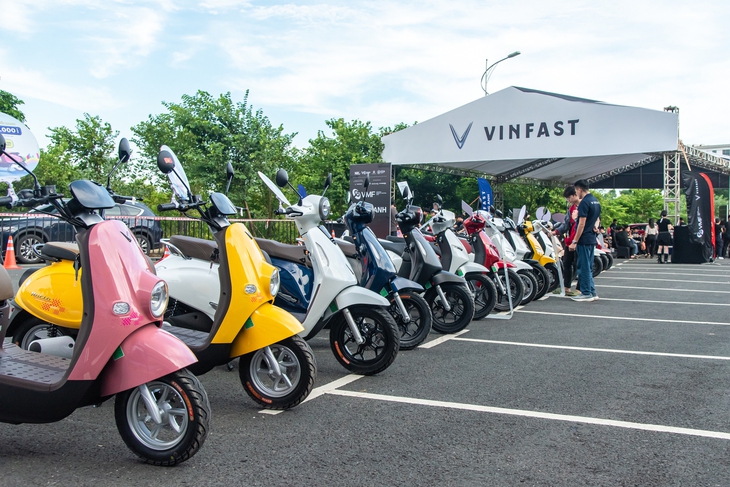 Khách Việt đổ về VMF 2025 'test' loạt xe VinFast: Lái thử, trúng thật, có người mang xe ngay về nhà - Ảnh 2.