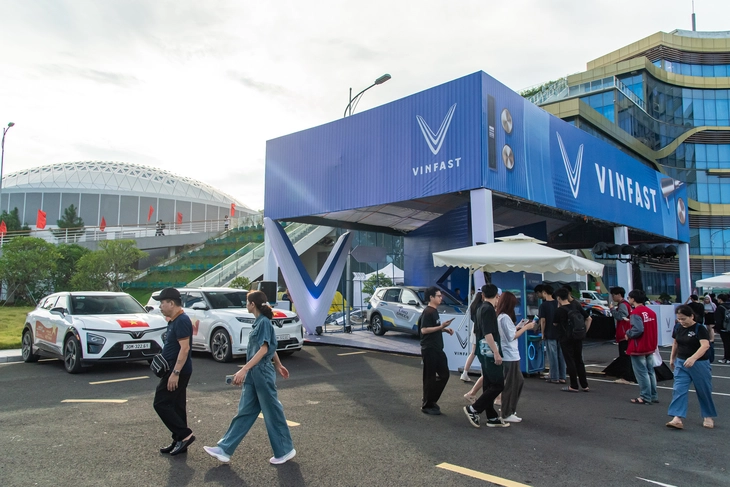 Khách Việt đổ về VMF 2025 'test' loạt xe VinFast: Lái thử, trúng thật, có người mang xe ngay về nhà - Ảnh 4.